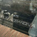 La protesta incluyó la acción simbólica de grafitear en una vía pública transitada, frente a Caracol y Grupo Prisa, para que el mensaje tuviera visibilidad; no solo del público sino uno de los grupos económicos que es propietario del equipo de fútbol - Foto: Redes Sociales