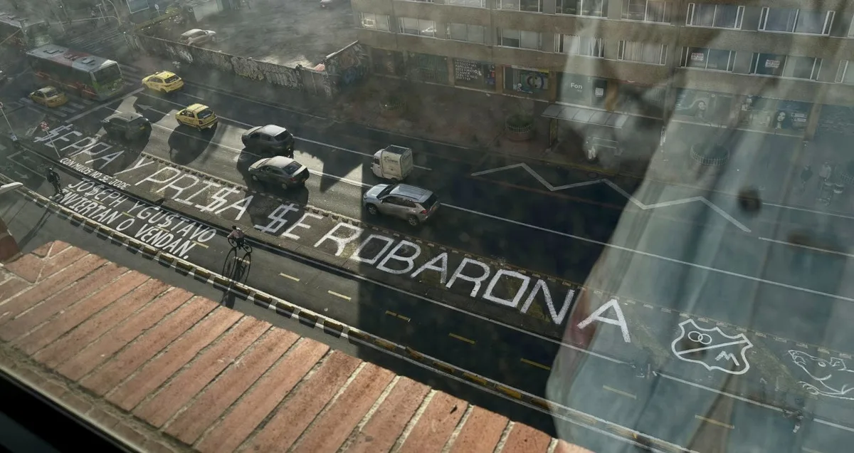 La protesta incluyó la acción simbólica de grafitear en una vía pública transitada, frente a Caracol y Grupo Prisa, para que el mensaje tuviera visibilidad; no solo del público sino uno de los grupos económicos que es propietario del equipo de fútbol - Foto: Redes Sociales