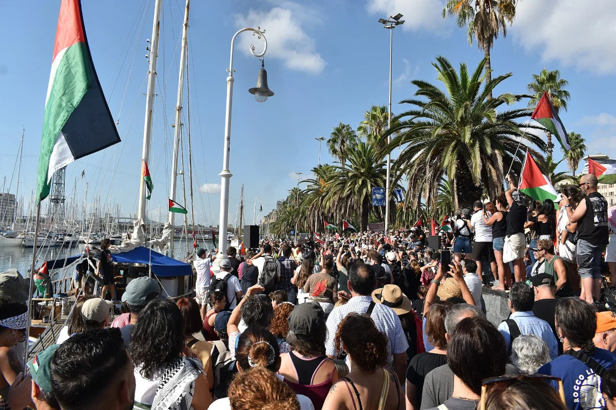 Miles de activistas acompañaron la salida de la flotilla Sumud desde Barcelona - Foto: Aniol