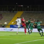 El partido estuvo marcado más por su intensidad defensiva y las sanciones arbitrales que por las acciones ofensivas, pues ninguno de los dos equipos logró generar oportunidades claras de gol - Foto: Ronald Cano