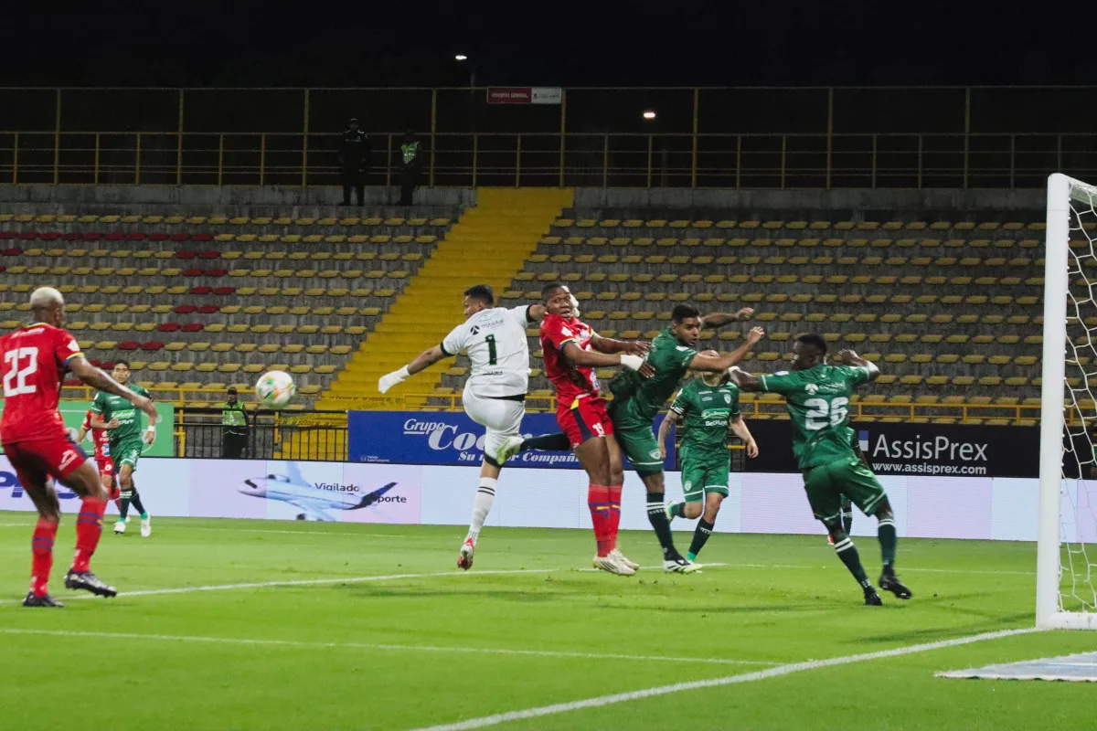 El partido estuvo marcado más por su intensidad defensiva y las sanciones arbitrales que por las acciones ofensivas, pues ninguno de los dos equipos logró generar oportunidades claras de gol - Foto: Ronald Cano