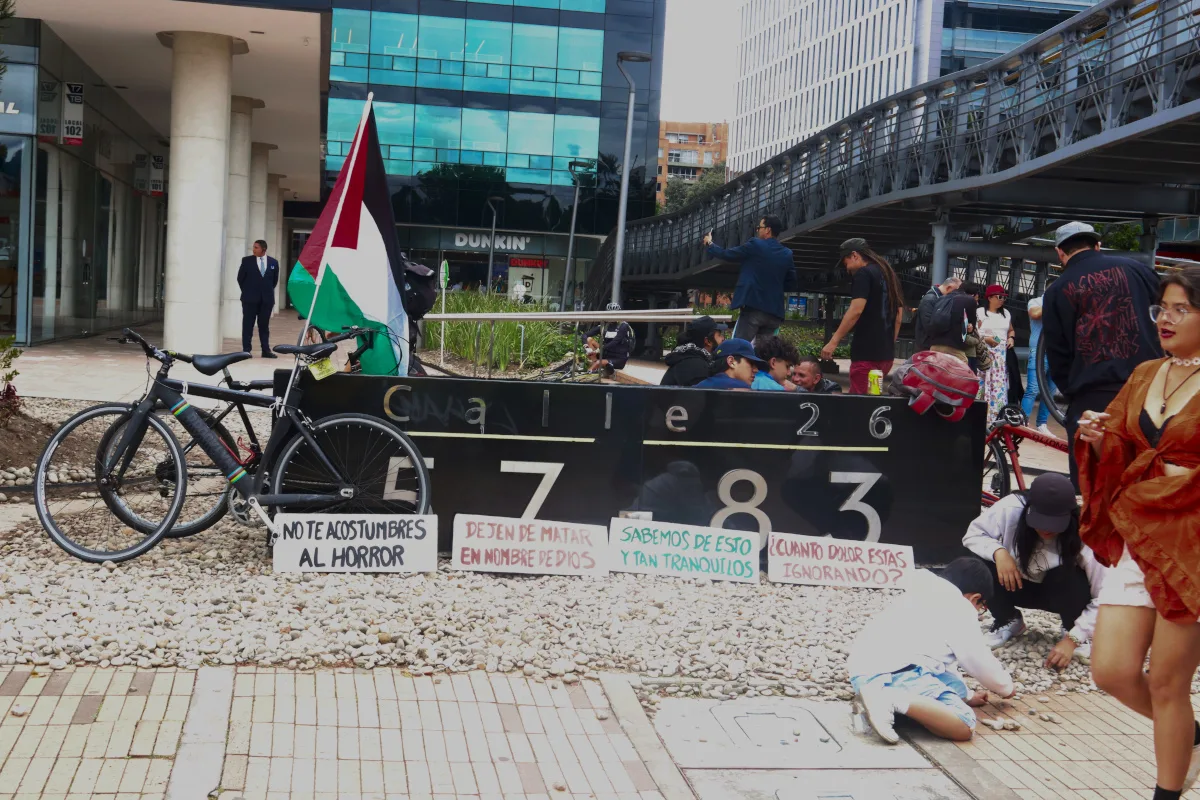 Con muestras culturales, pancartas y arengas cientos de manifestantes mostraron su solidaridad frente a Palestina y su condena al genocidio que realiza Israel en Gaza - Foto: Ronald Cano