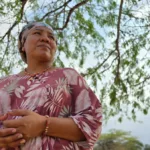 En el desierto de La Guajira, donde el sol endurece la tierra y el agua ha sido históricamente un bien escaso, las mujeres Wayúu han demostrado que el futuro se puede hilar con paciencia, resiliencia y cooperación - Foto: FAO/Alejandra Lopera