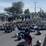 En algunos sectores, los motociclistas utilizaron cascos para realizar los bloqueos - Foto: Captura Vídeo