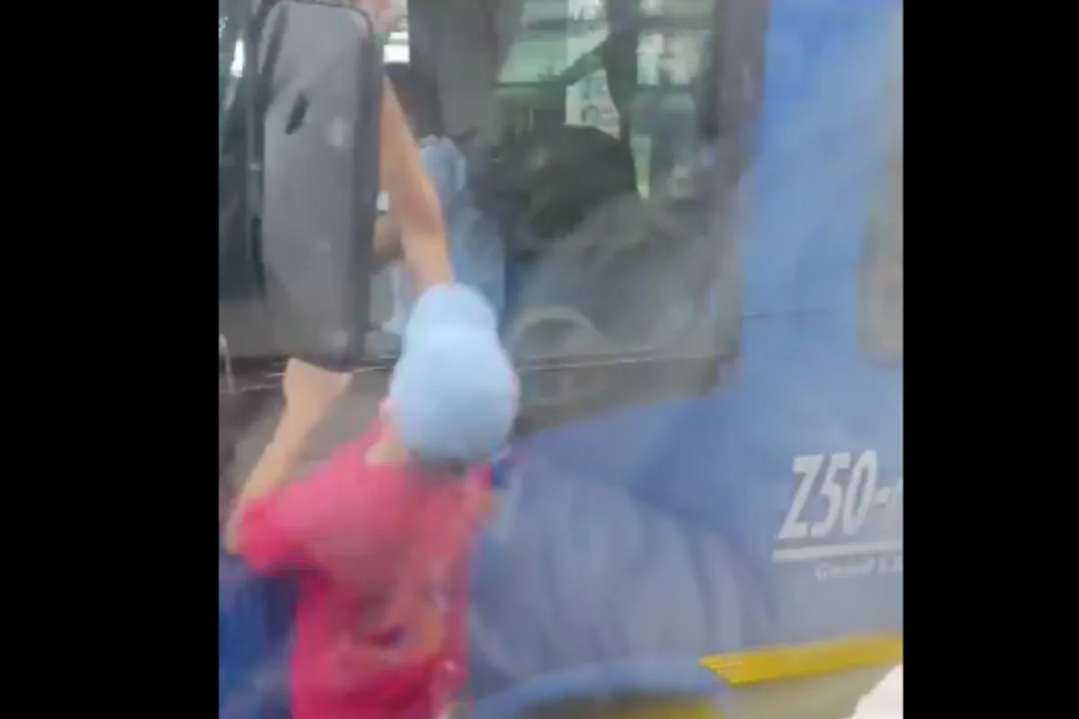 Intento de agresión entre un taxista y un conductor del SITP en Bogotá desata indignación ciudadana - Foto: captura de video