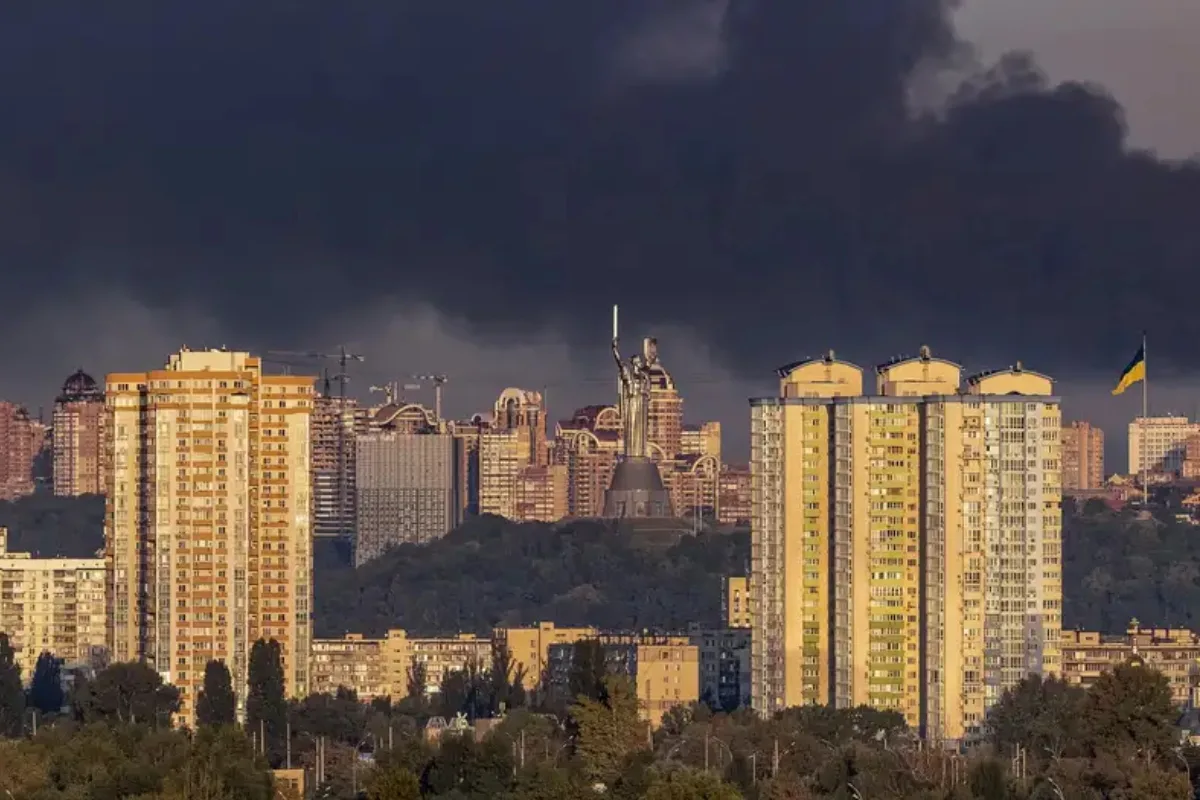 Ataque ruso con drones y misiles deja al menos seis muertos en Ucrania y provoca incendio en sede del Gobierno en Kiev - Foto: Redes sociales