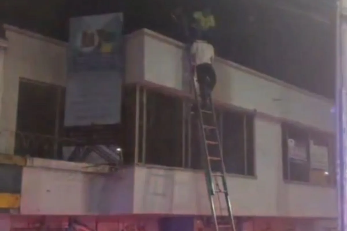 Dos presuntos ladrones cayeron de un techo en intento de hurto en el norte de Bogotá - Foto: Captura de video