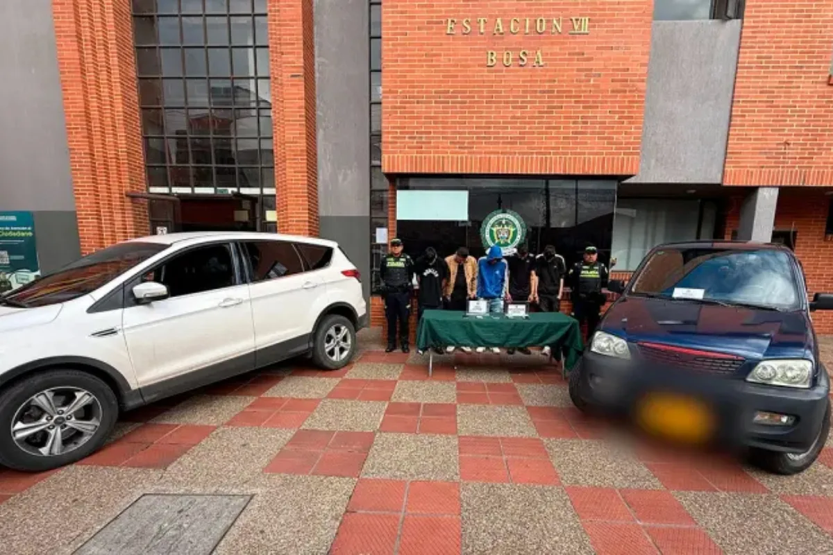 Capturan en Engativá a cinco presuntos integrantes de banda dedicada al hurto de vehículos - Foto: Cortesía