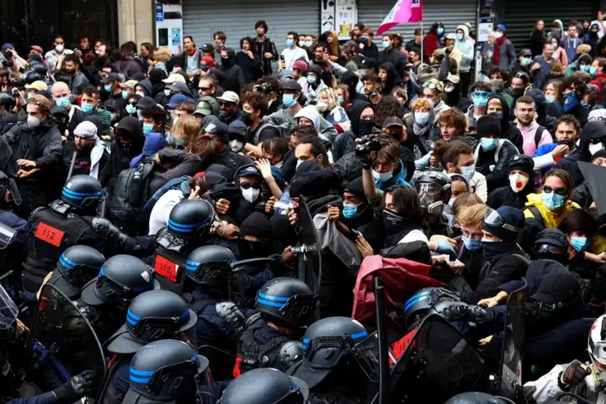 Francia amanece con bloqueos masivos y enfrentamientos en jornada de protestas tras la caída del primer ministro Bayrou - Foto: Redes sociales