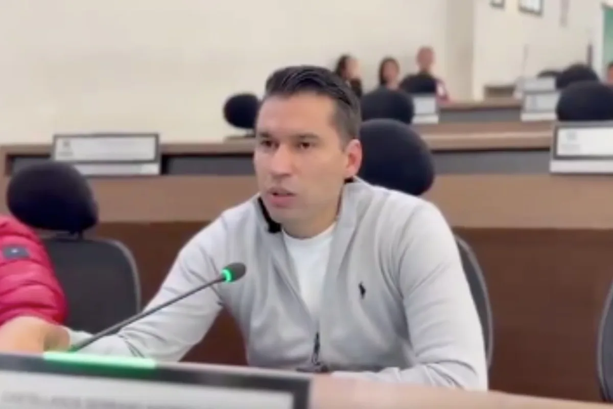 Concejal Leandro Castellanos denuncia amenazas tras revelar graves denuncias en colegio de Puente Aranda - Foto: Captura de video