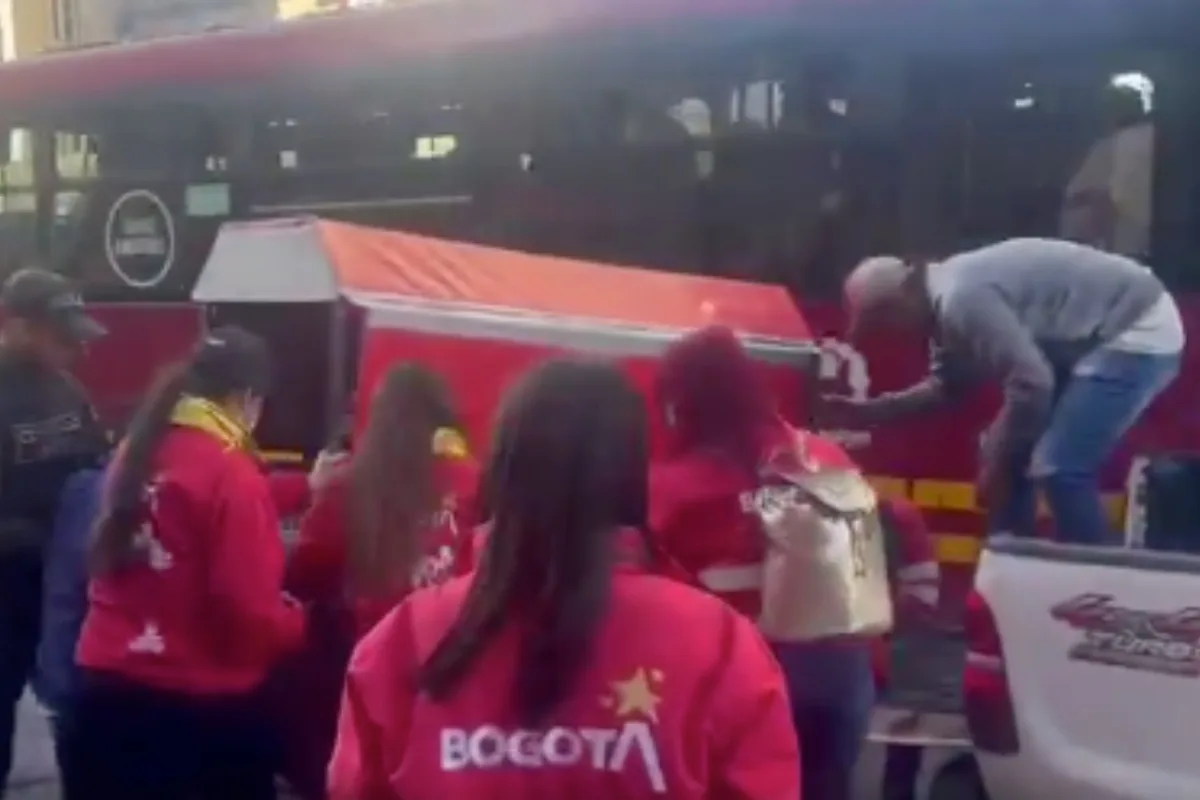 Alcaldía de La Candelaria adelanta operativo de control a vendedores ambulantes en el centro de Bogotá - Foto: Captura de video
