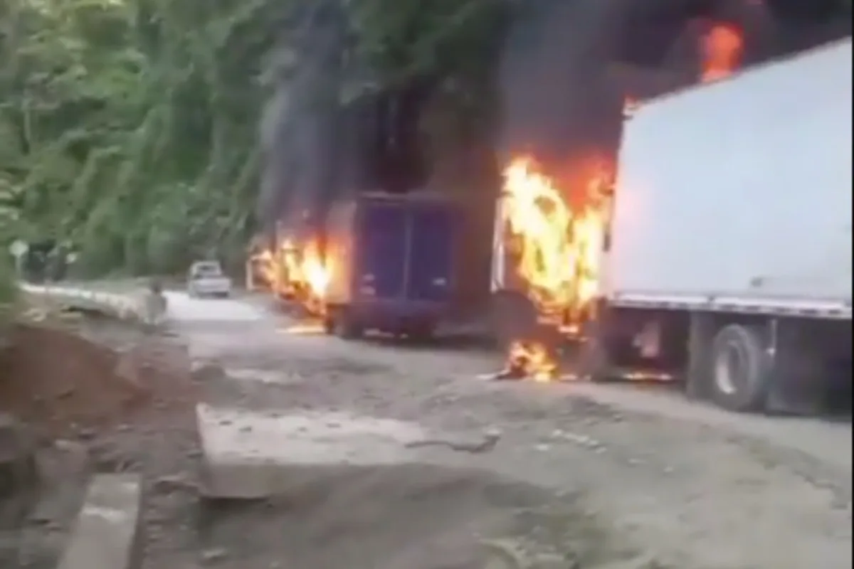 Incendian tres camiones en la vía Pereira–Tadó; autoridades investigan posible acción de grupos armados - Foto: Captura de video