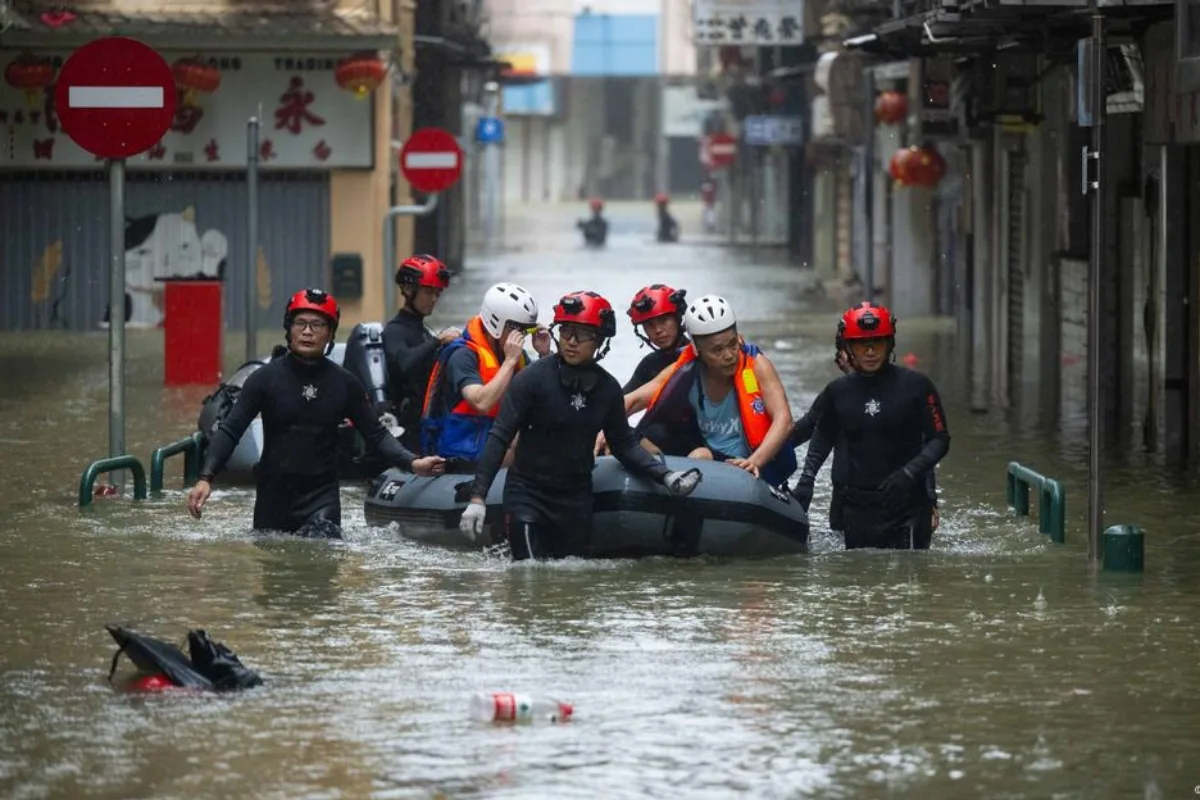 Supertifón Ragasa golpea Hong Kong con lluvias torrenciales y marejada ciclónica mientras avanza hacia China continental - Foto: Redes sociales
