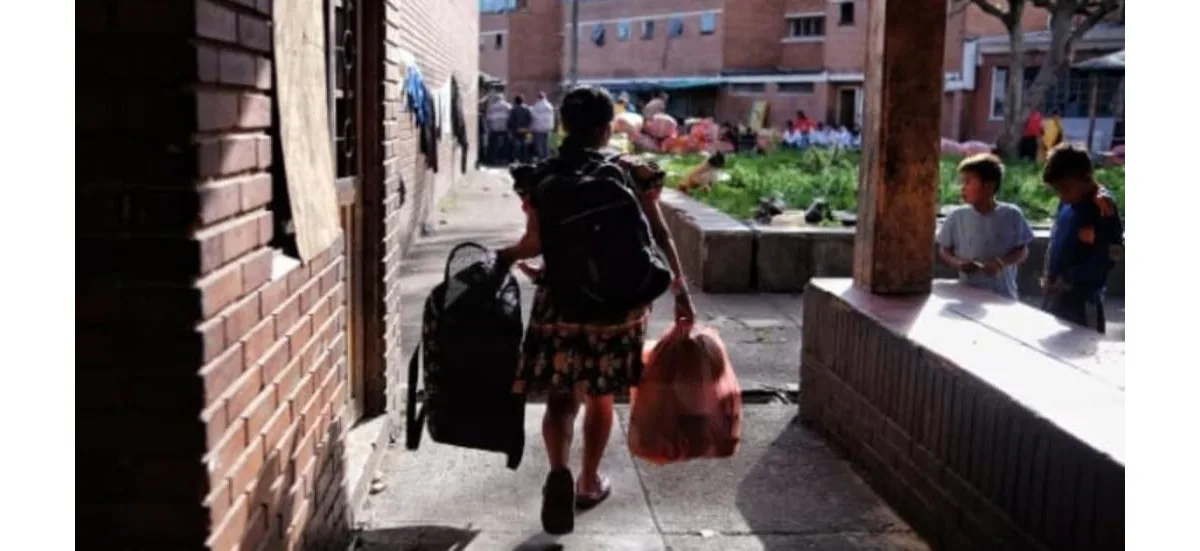 El Distrito recopilará la información y realizará las validaciones necesarias para determinar quiénes son las personas que hacen parte de los procesos de retorno, reubicación e integración local que recibirán los apoyos distritales por una única vez excluyendo a aquellas personas que no manifiesten su deseo de hacer parte de estos procesos y que se encuentren en los lugares especiales de alojamiento. - Foto: Secretaría de Integración