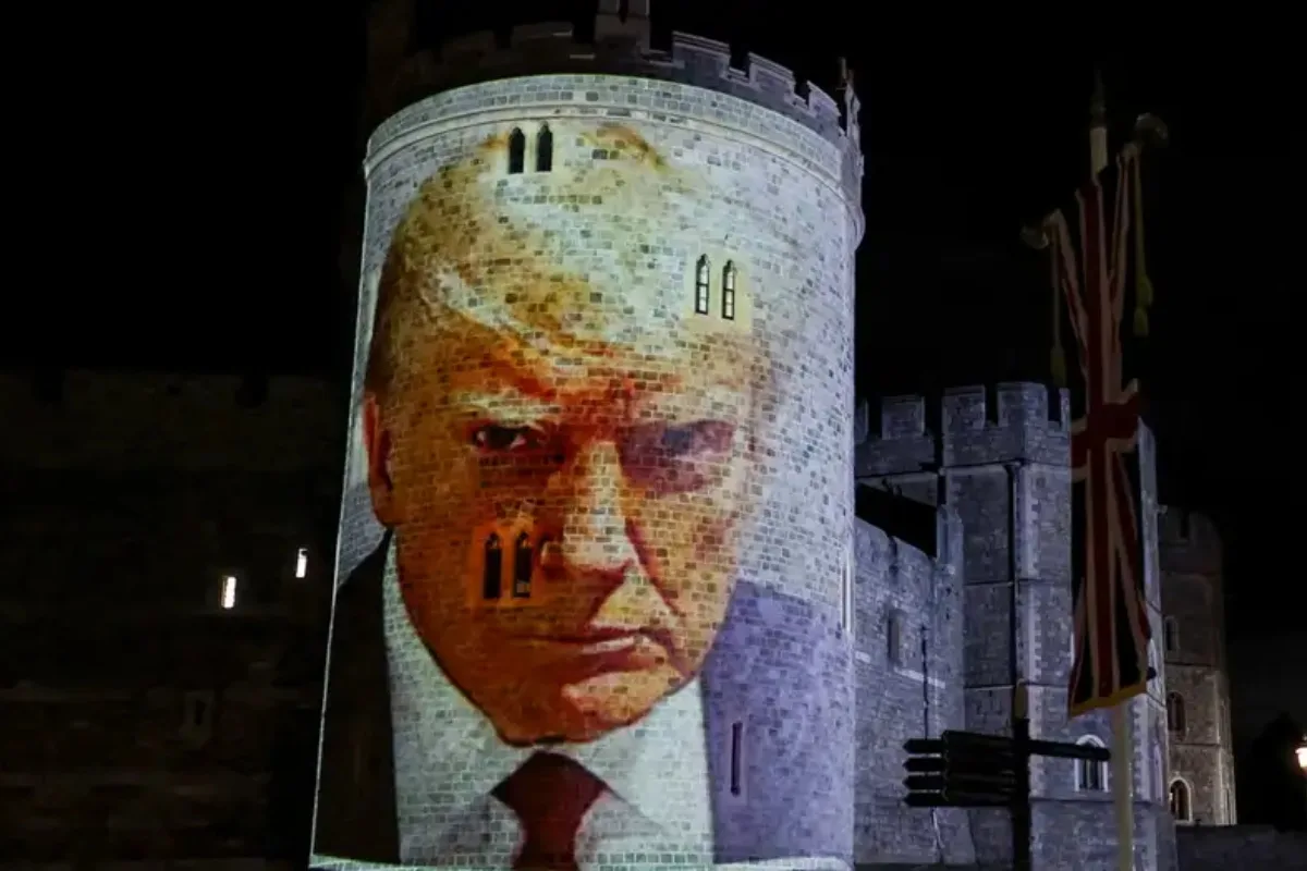 Protesta con imágenes de Trump y Epstein en el castillo de Windsor termina con cuatro detenidos - Foto: Captura de video