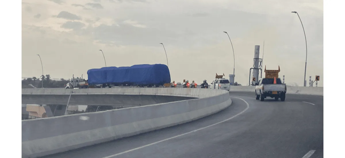 Al salir de la Sociedad Portuaria a las 4:10 de la madrugada, la caravana tomó la variante de La Cordialidad y la vía que lleva este mismo nombre, para luego desplazarse por la variante de Bayunca y salir a la Vía al Mar - Foto: Alcaldía de Bogotá