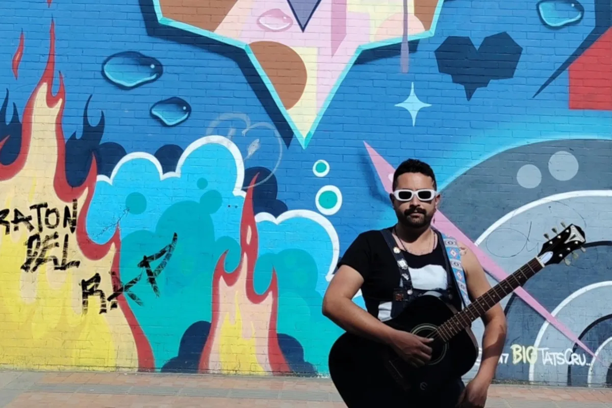 'Golpe de suerte' es el sencillo debut de Dan T, es una canción de amor que habla de lo afortunadas que son las personas que encuentran al amor de su vida - Foto: Dan T