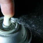 El fenómeno de chroming ha sido documentado en diversos países como Australia, Reino Unido, Estados Unidos y otros, donde adolescentes han muerto o quedado con graves secuelas neurológicas por inhalar estos productos de uso doméstico mientras grababan retos o simplemente experimentaban - Foto: Andrew Magill