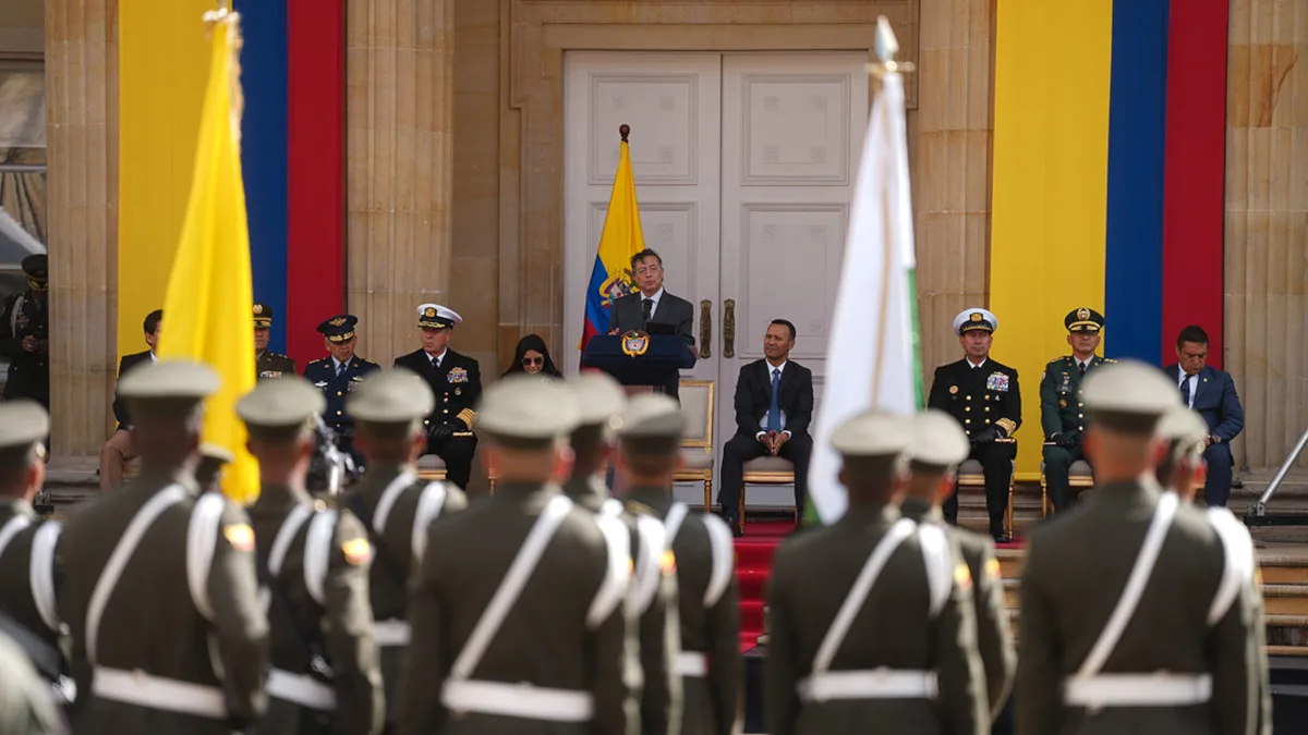 Petro calificó la acción de Washington como un acto de subordinación histórica: “Aquí nos desarmaron”, afirmó, y exigió que Colombia sea respetada en su soberanía. Dijo además que esas armas debían ser suplidas por la seguridad nacional colombiana sin depender de donaciones externas - Foto: Presidencia