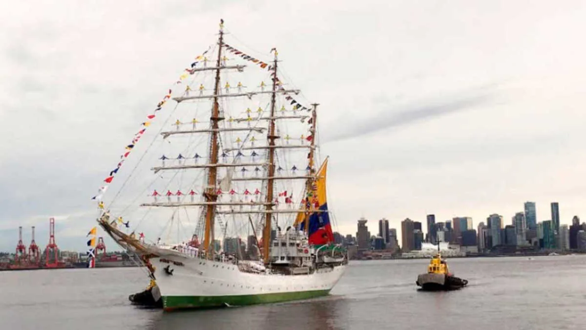 La majestuosa entrada DEL ARC Gloria estuvo acompañada por el Embajador de Colombia en Canadá, Carlos Arturo Morales López, autoridades civiles y militares y colombianos que viven en Canadá, quienes acudieron a la cita - Foto: Archivo Particular