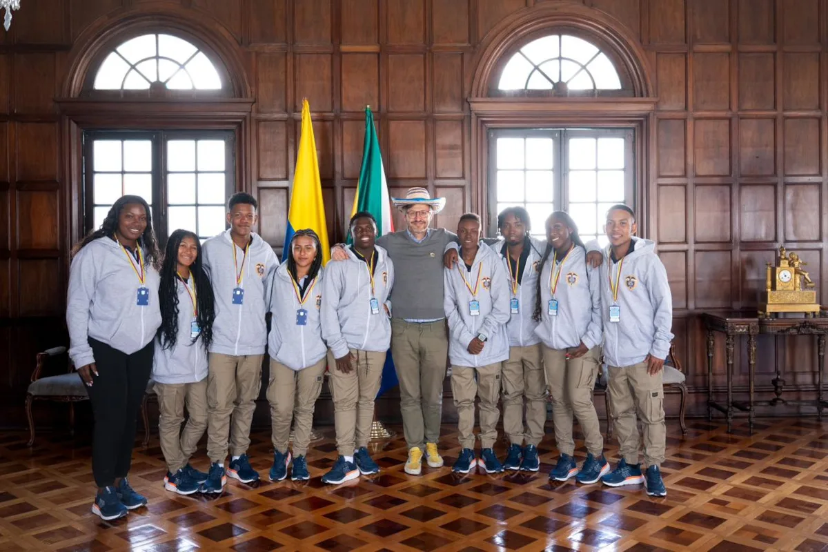 El viceministro Jaramillo exhortó a los jóvenes del grupo Kibantu a aprovechar su viaje a Sudáfrica como representantes de todos los colombianos. Destacó que esta iniciativa de Diplomacia Cultural y Deportiva es una herramienta para impulsar la Estrategia África, concebida para fortalecer los vínculos históricos y abrir nuevos espacios de cooperación entre Colombia y el continente africano - Foto: Cancillería