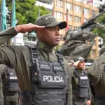 “Esto que tenemos acá, este bloque de búsqueda para el área metropolitana de Pereira es para protegerlos a ustedes. Nuestra presencia aquí es la clara convicción y decisión del Presidente de la República y la Fuerza Pública”, señaló el ministro Pedro Sánchez Suárez - Foto: Ministerio de Defensa
