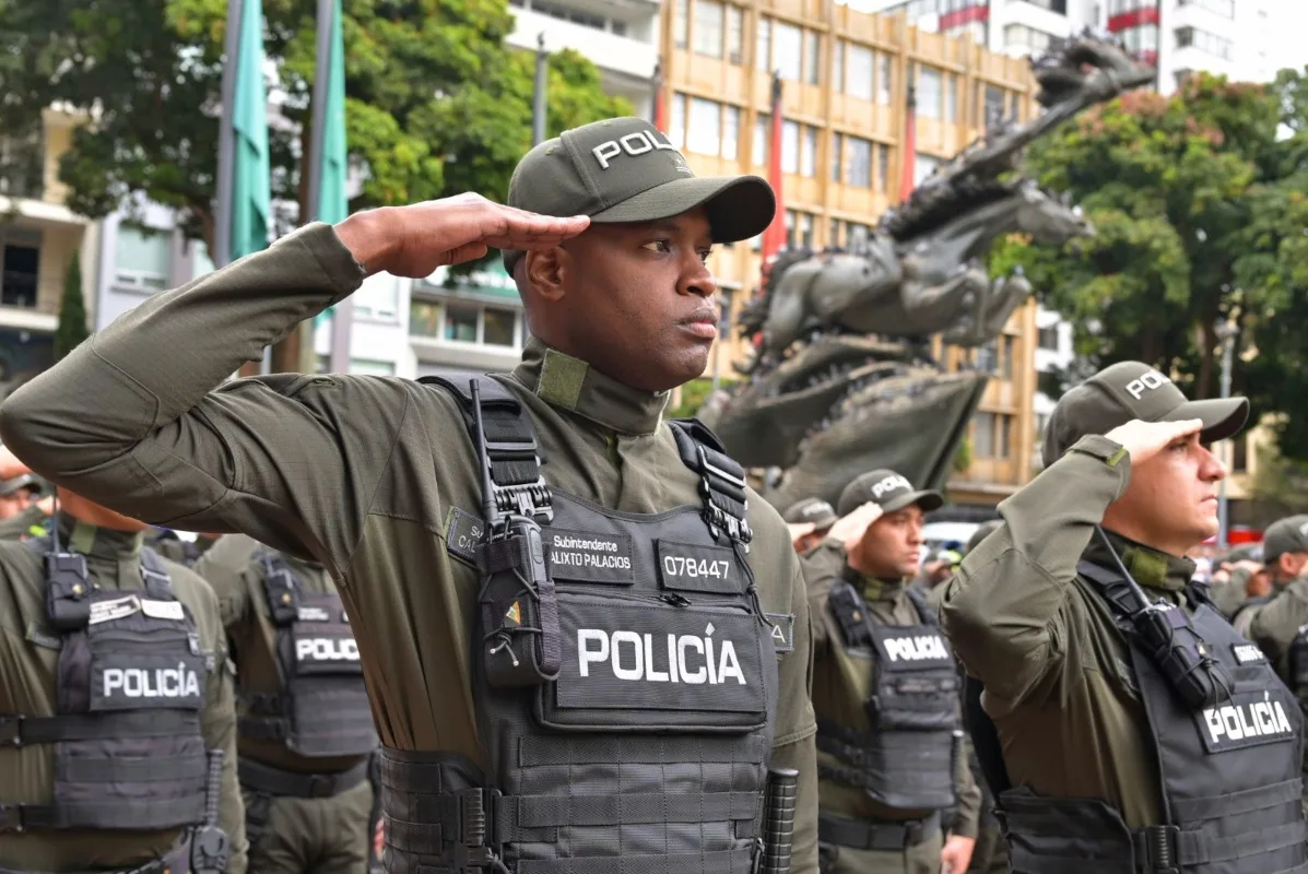 “Esto que tenemos acá, este bloque de búsqueda para el área metropolitana de Pereira es para protegerlos a ustedes. Nuestra presencia aquí es la clara convicción y decisión del Presidente de la República y la Fuerza Pública”, señaló el ministro Pedro Sánchez Suárez - Foto: Ministerio de Defensa