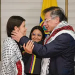 El presidente Gustavo Petro dialoga con Manuela Bedoya, colombiana que fue secuestrada por Israel. Los acompaña Angie Rodríguez, directora del DAPRE - Foto: Presidencia/Ovidio González