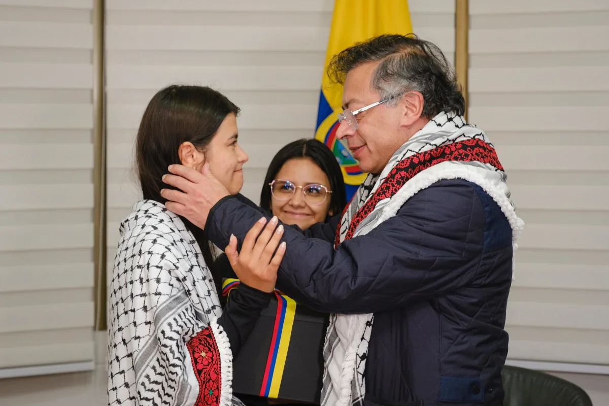 El presidente Gustavo Petro dialoga con Manuela Bedoya, colombiana que fue secuestrada por Israel. Los acompaña Angie Rodríguez, directora del DAPRE - Foto: Presidencia/Ovidio González