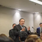 En su evaluación del momento, enfatizó la gravedad: “Nuestras relaciones internacionales con Estados Unidos están en el peor momento”, afirmó Lizcano. Agregó que la coyuntura supera antecedentes históricos y exige decisiones inmediatas - Foto: Prensa Mauricio Lizcano