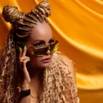 La artista canta en español, inglés y portugués, y desde 2018 ha trabajado en su primer álbum titulado Natura. Además, ha lanzado versiones propias de temas populares como Fulanito, No te vistas que no vas y Tu gatita - Foto: Amneliz