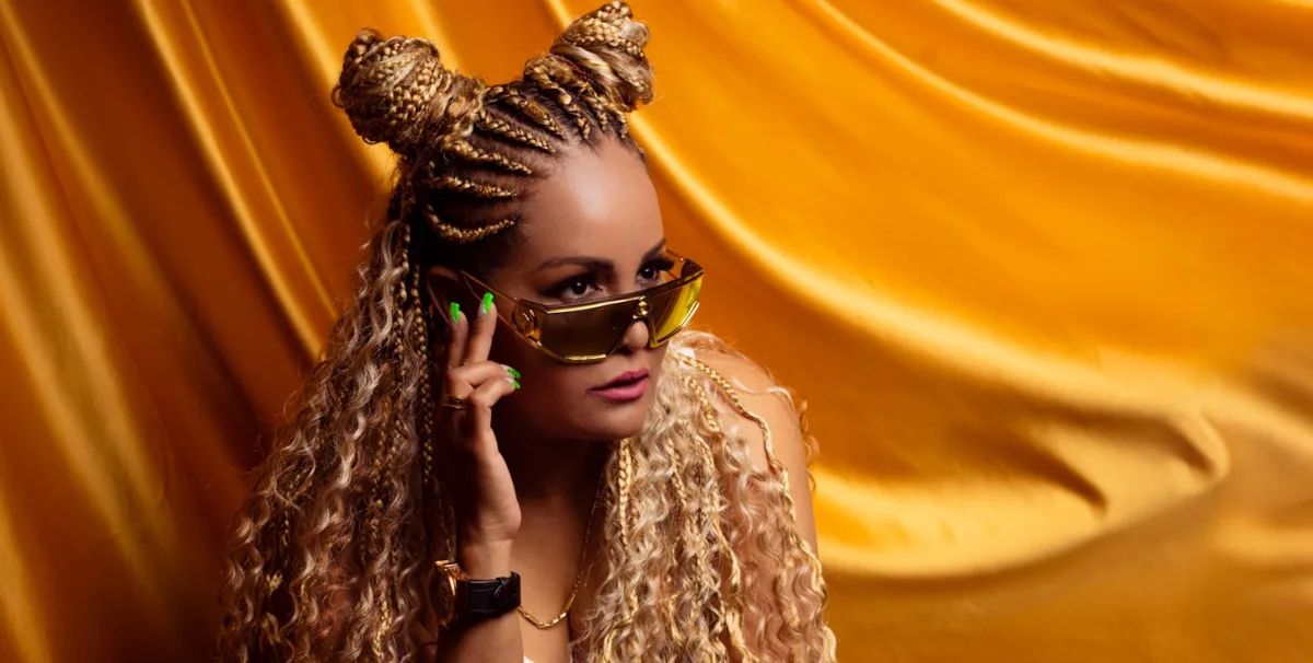 La artista canta en español, inglés y portugués, y desde 2018 ha trabajado en su primer álbum titulado Natura. Además, ha lanzado versiones propias de temas populares como Fulanito, No te vistas que no vas y Tu gatita - Foto: Amneliz
