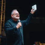A lo largo de su carrera, Marcos Witt ha recibido cinco premios Latin Grammy, más de diez Premios Arpa y múltiples reconocimientos por su contribución a la música cristiana. Con más de 30 discos grabados y millones de copias vendidas, su legado trasciende fronteras, convirtiéndose en un embajador de esperanza y reconciliación - Foto: Breakfast Live