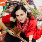 A lo largo de su trayectoria, Marta Gómez ha entrelazado con maestría los timbres de la guitarra, la poesía de sus letras, los ritmos folklóricos latinoamericanos y las sonoridades del jazz, consolidándose como una de las cantautoras más destacadas de la música independiente a nivel internacional - Foto: Marta Gómez