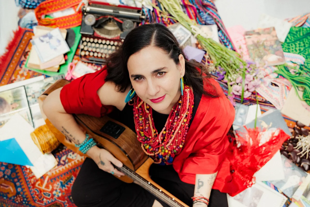 A lo largo de su trayectoria, Marta Gómez ha entrelazado con maestría los timbres de la guitarra, la poesía de sus letras, los ritmos folklóricos latinoamericanos y las sonoridades del jazz, consolidándose como una de las cantautoras más destacadas de la música independiente a nivel internacional - Foto: Marta Gómez