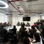 El objetivo principal, según la CRC, es salvaguardar la pluralidad informativa en los medios de comunicación. En un contexto donde la figura presidencial tiene una plataforma poderosa y acceso directo a millones de personas, la entidad busca evitar que el uso reiterado de alocuciones limite la diversidad de voces o afecte el equilibrio del debate público - Foto: CRC