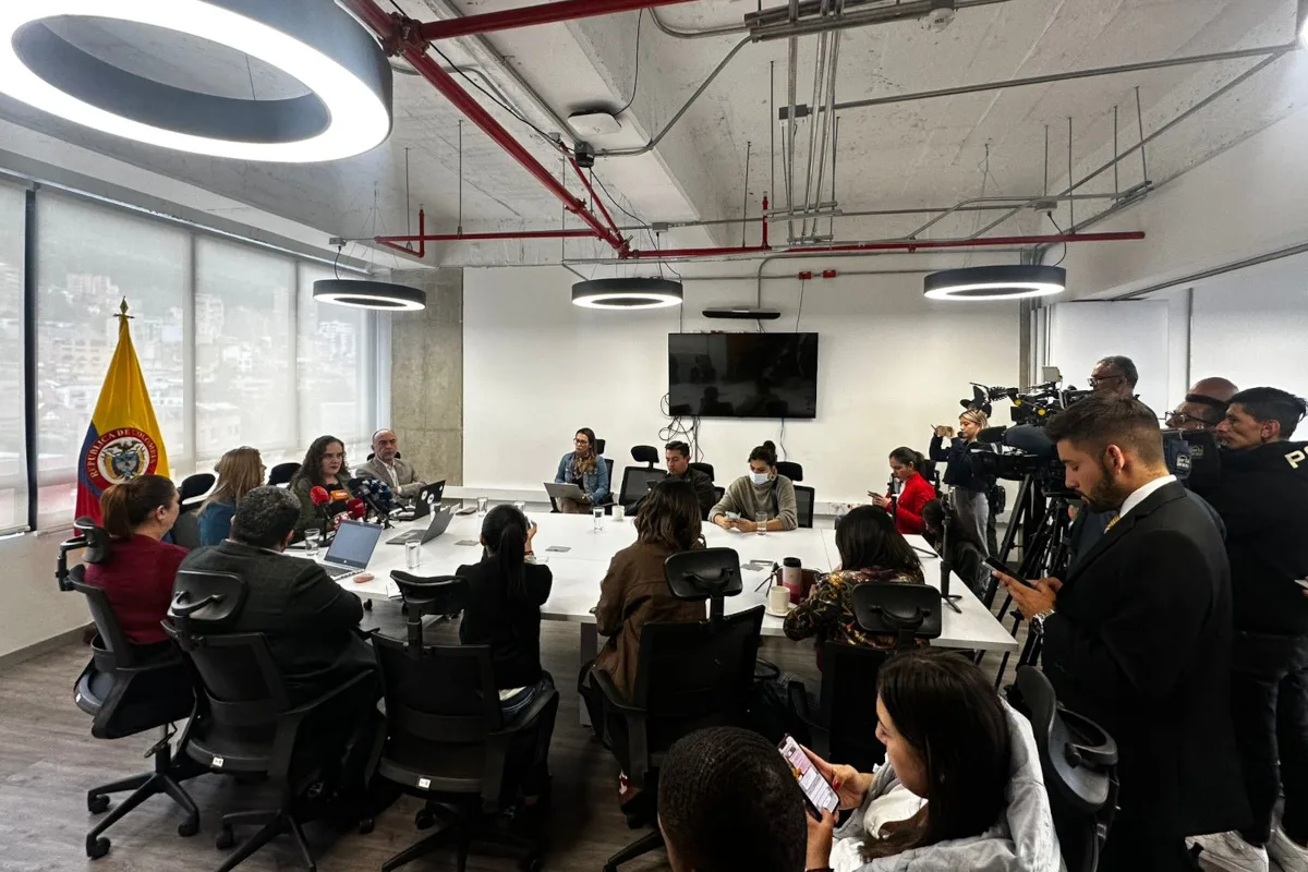 El objetivo principal, según la CRC, es salvaguardar la pluralidad informativa en los medios de comunicación. En un contexto donde la figura presidencial tiene una plataforma poderosa y acceso directo a millones de personas, la entidad busca evitar que el uso reiterado de alocuciones limite la diversidad de voces o afecte el equilibrio del debate público - Foto: CRC
