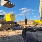 El IDF comenzó a colocar bloques de concreto, postes pintados de amarillo cada 200 metros y señales metálicas para advertir que cualquier cruce por parte de Hamás o civiles más allá de la línea sería respondido con fuego - Foto: Journalyze