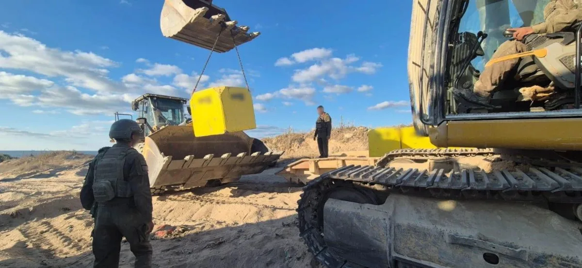 El IDF comenzó a colocar bloques de concreto, postes pintados de amarillo cada 200 metros y señales metálicas para advertir que cualquier cruce por parte de Hamás o civiles más allá de la línea sería respondido con fuego - Foto: Journalyze