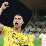 Con este nuevo récord, el delantero portugués de 40 años reafirma su vigencia y su compromiso con el fútbol de alto nivel. En una era en la que la longevidad deportiva parece una excepción, Ronaldo sigue desafiando el paso del tiempo, liderando su equipo y manteniendo su insaciable hambre de gol - Foto: Al-Nassr