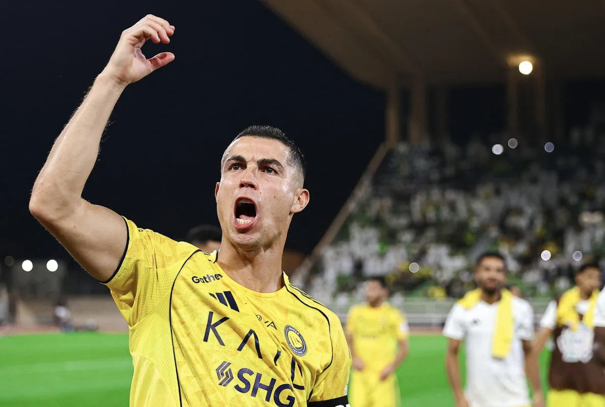 Con este nuevo récord, el delantero portugués de 40 años reafirma su vigencia y su compromiso con el fútbol de alto nivel. En una era en la que la longevidad deportiva parece una excepción, Ronaldo sigue desafiando el paso del tiempo, liderando su equipo y manteniendo su insaciable hambre de gol - Foto: Al-Nassr