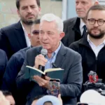 Para los plazos próximos, lo clave es el 21 de octubre de 2025 cuando se espera la decisión del Tribunal Superior de Bogotá sobre la apelación de Uribe. Si ese fallo ratifica la condena, su inscripción al Senado probablemente quedaría imposibilitada legalmente y el partido tendría que reconfigurar la lista - Foto: Archivo/Ronald Cano