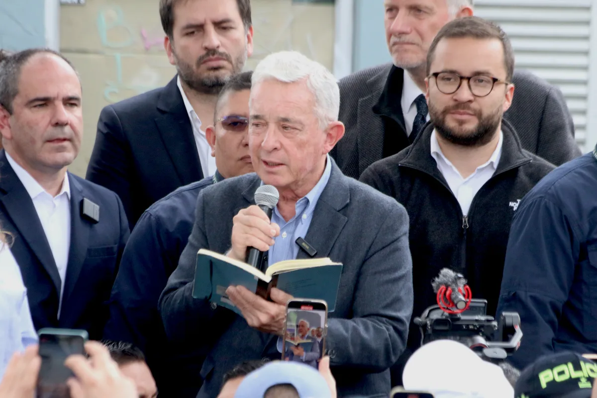 Para los plazos próximos, lo clave es el 21 de octubre de 2025 cuando se espera la decisión del Tribunal Superior de Bogotá sobre la apelación de Uribe. Si ese fallo ratifica la condena, su inscripción al Senado probablemente quedaría imposibilitada legalmente y el partido tendría que reconfigurar la lista - Foto: Archivo/Ronald Cano