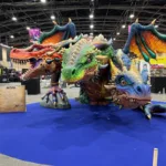 l Dragón de Pasto se alza como una de las obras más destacadas de SOFA 2025, creada por Muss Insuasti, maestro en Artes Visuales de la Universidad de Nariño y escultor del Carnaval de Negros y Blancos - Foto: Prensa Corferias