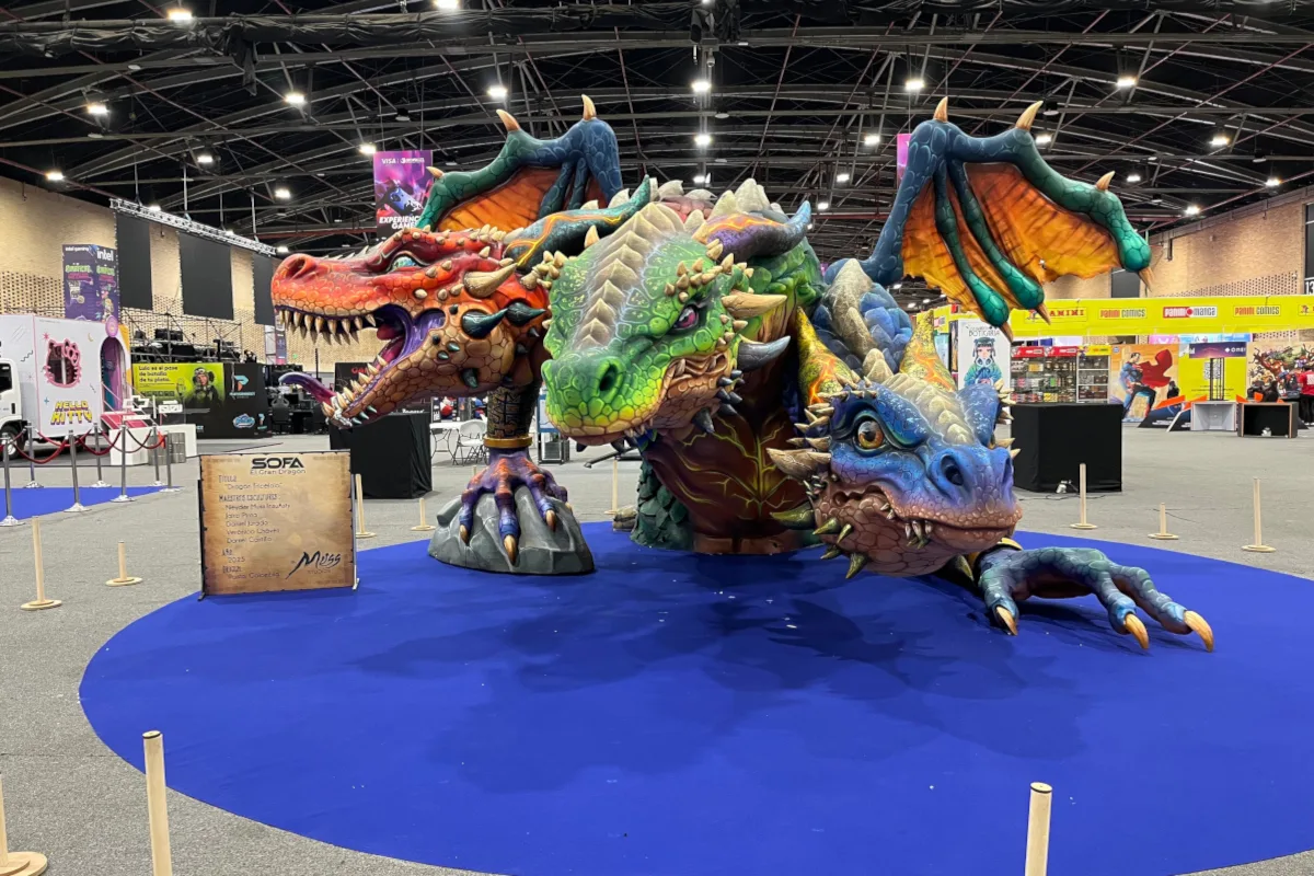 l Dragón de Pasto se alza como una de las obras más destacadas de SOFA 2025, creada por Muss Insuasti, maestro en Artes Visuales de la Universidad de Nariño y escultor del Carnaval de Negros y Blancos - Foto: Prensa Corferias