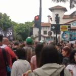 El clima se volvió especialmente tenso porque esta cuestión se enlaza con el escándalo que salpica al entorno presidencial: filtraciones de audios habrían revelado un esquema de sobornos relacionado con contratos del Estado con la empresa Suizo Argentina, destinados a personas con discapacidad, en el que figura la hermana del presidente, Karina Mile - Foto: Paola Quijano