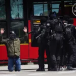Durante el ejercicio, hubo un escenario simulado de asalto a un bus articulado con la presencia de tres individuos armados que, tras generar una situación de pánico, tomaron como rehenes a un operador y dos pasajeros. En la actividad hubo una persona con heridas simuladas y otra en crisis de ansiedad, como parte del entrenamiento integral - Foto: Transmilenio