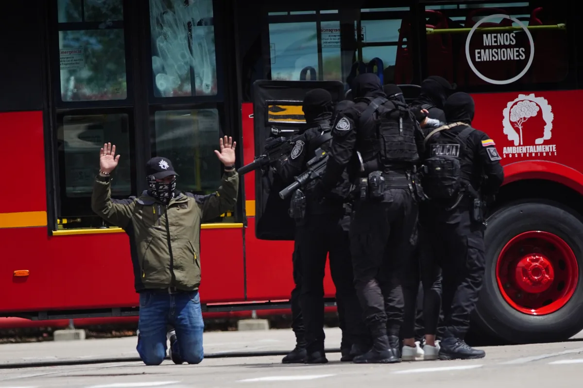 Durante el ejercicio, hubo un escenario simulado de asalto a un bus articulado con la presencia de tres individuos armados que, tras generar una situación de pánico, tomaron como rehenes a un operador y dos pasajeros. En la actividad hubo una persona con heridas simuladas y otra en crisis de ansiedad, como parte del entrenamiento integral - Foto: Transmilenio