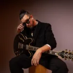 'Viejos Escombros' es lo nuevo de Leon Clef, una canción que habla de esos momentos en la vida en los que nos sentimos abrumados, salimos porque toca y sonreímos casi por obligación, aunque por dentro no siempre lo queremos - Foto: Leon Clef