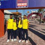 Alexander Jiménez (der.), volvió a coronarse campeón mundial de los 1.000 metros superficie de natación con aletas, ahora en Egipto. Laura Saavedra (segunda izq. a der.) fue décima - Foto: Cortesía Fedecas